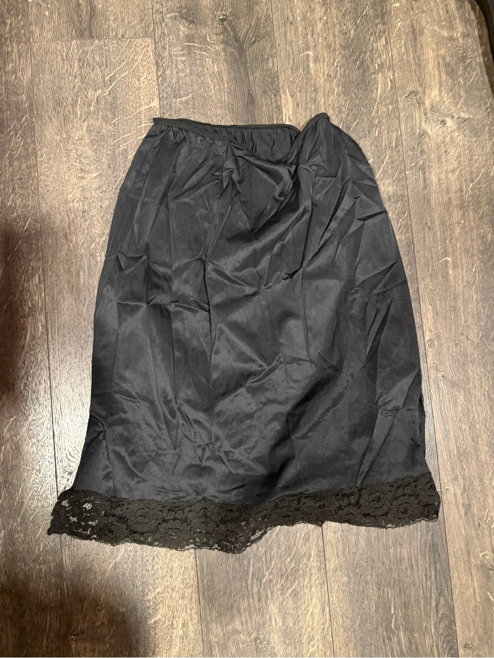 Black Lace-Hem Women's Skirt Slip